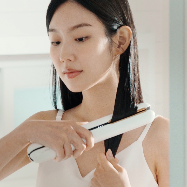 [세트기획] 무선 헤어 스트레이트너 화이트 티타늄 + 크래들 패키지_1