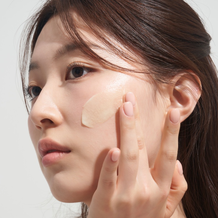 리바이탈 에어리 선세럼 수분 선크림(SPF 50+ PA++++)_1