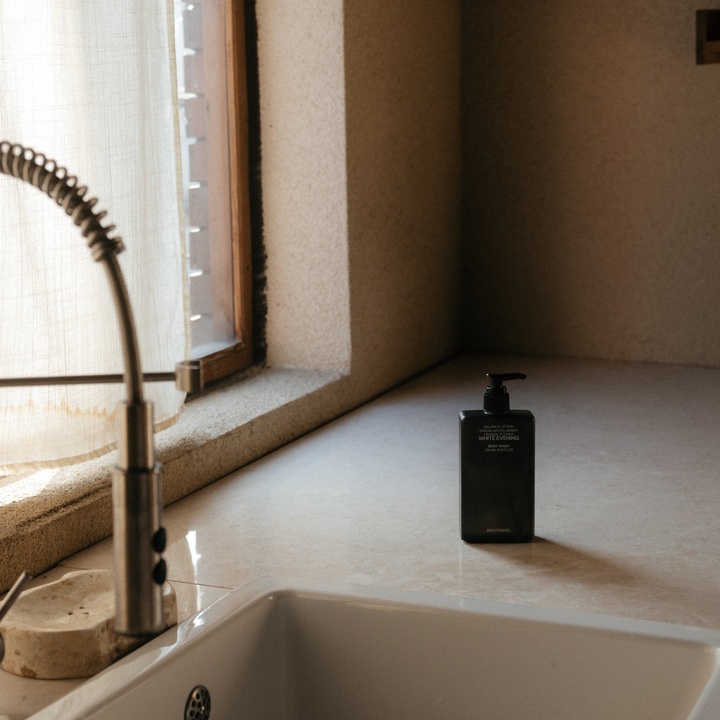 White Evening Body Wash 320ml_1