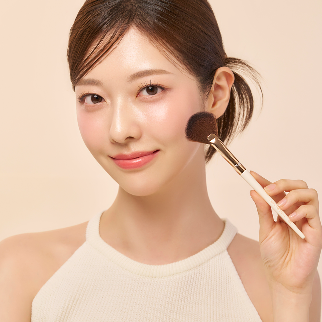 Cheek Fan Brush 005