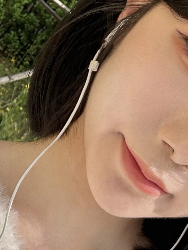 13호는 얼마나 밝을까 걱정하기도 했는데 21호 피부를 가진 저는 콧등이나 볼, 턱 등 밝...