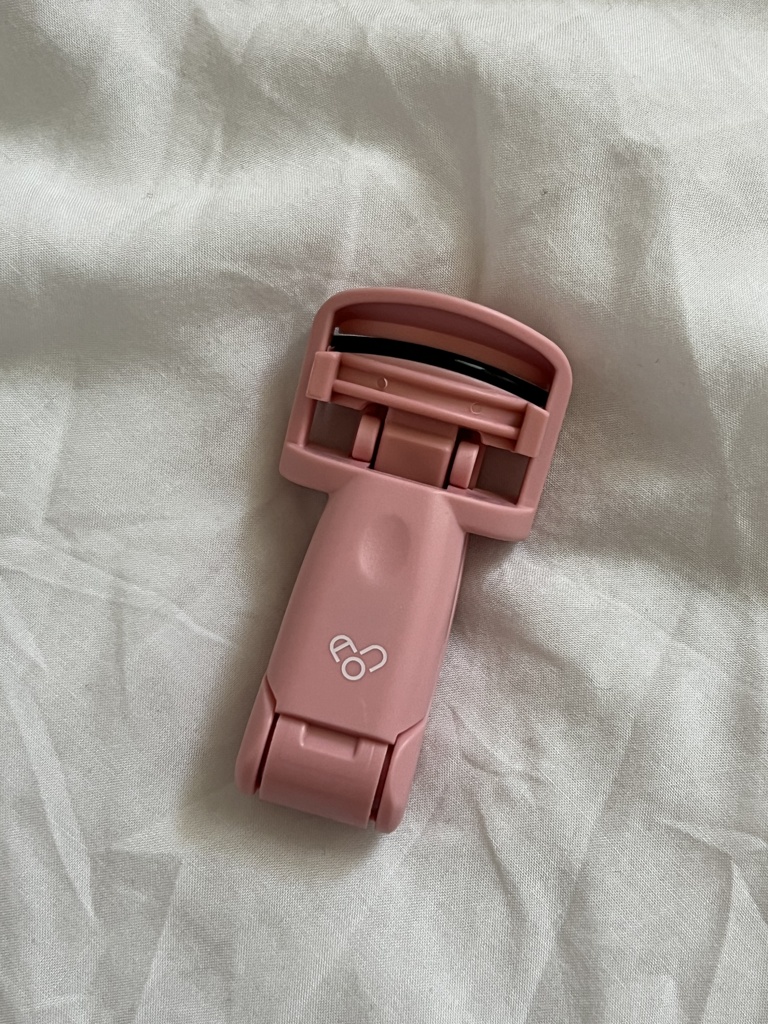 에이오유 뷰러! 분홍색 귀여운 뷰러예요🎀🩷 가벼운 플라스틱 장난감 느낌이 없진 않지만 ..., image size:768x1024