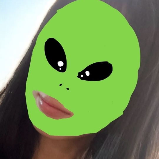 끈적이지도 않고 제형이 무겁지도 않아요 가벼운데 광택은 대박이고 입술 주름 매꿔주면서 통통...